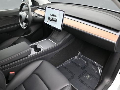 Used 2022 Tesla Model Y Long Range image 10