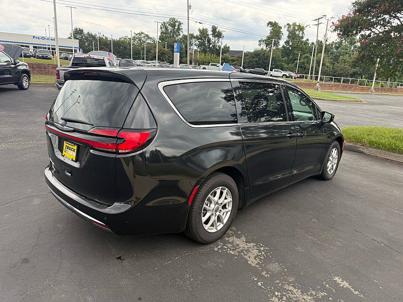Used 2023 Chrysler Pacifica Touring-L FWD image 5