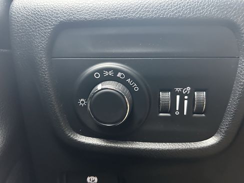 Used 2023 Jeep Grand Cherokee Laredo image 19