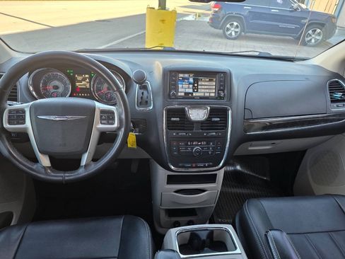 Used 2016 Chrysler Town & Country Touring FWD image 12