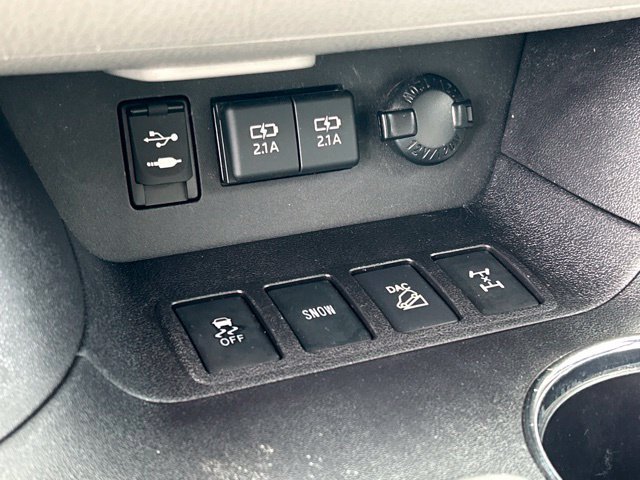 Used 2019 Toyota Highlander LE AWD/4WD image 45
