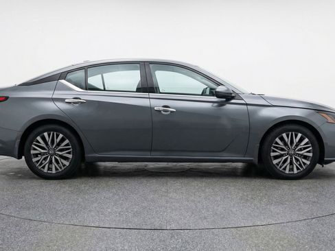 Used 2025 Nissan Altima 2.5 SV FWD image 11