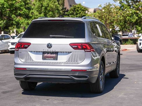 Used 2023 Volkswagen Tiguan SE w/ Panoramic Sunroof Package FWD image 6
