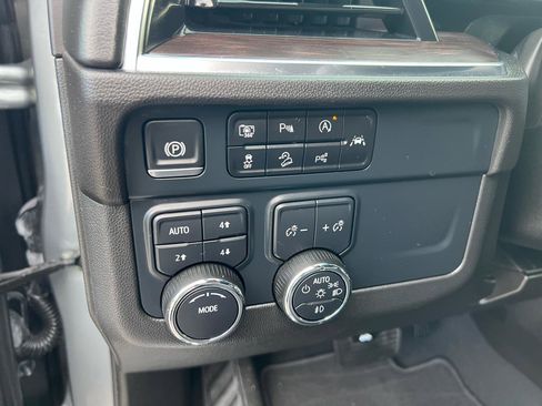 Used 2025 Chevrolet Suburban Z71 AWD/4WD image 18