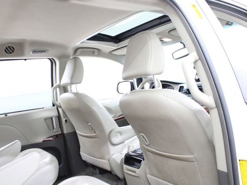 Used 2013 Toyota Sienna XLE image 19