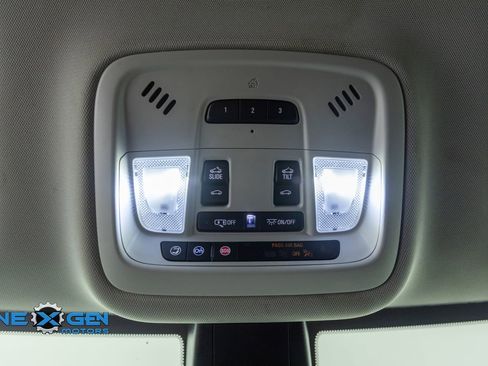 Used 2020 Chevrolet Traverse Premier FWD image 17