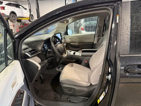 Used 2024 Toyota Sienna LE image 11