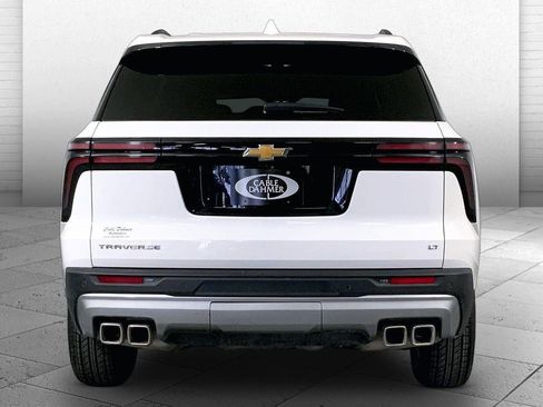 Used 2024 Chevrolet Traverse LT image 3