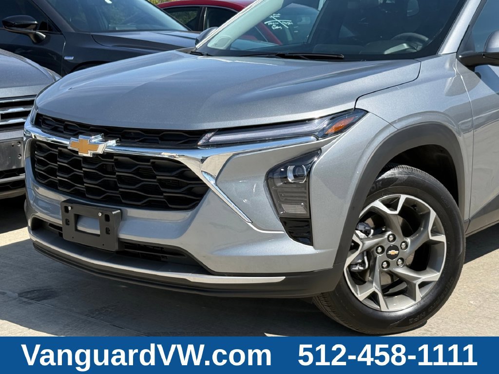 Used 2026 Chevrolet Trax LT FWD image 2