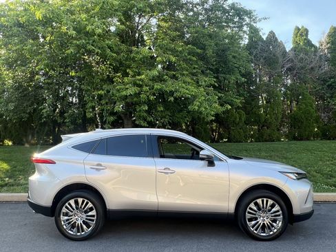 Used 2024 Toyota Venza XLE AWD/4WD image 35