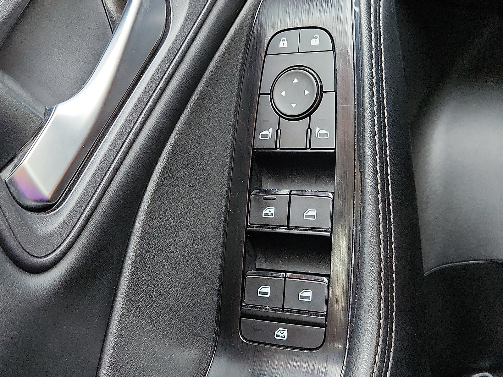 Used 2024 Nissan Rogue SV FWD image 17