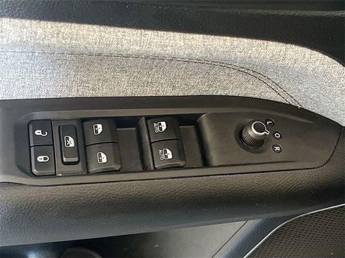 Used 2023 Jeep Compass Latitude image 17