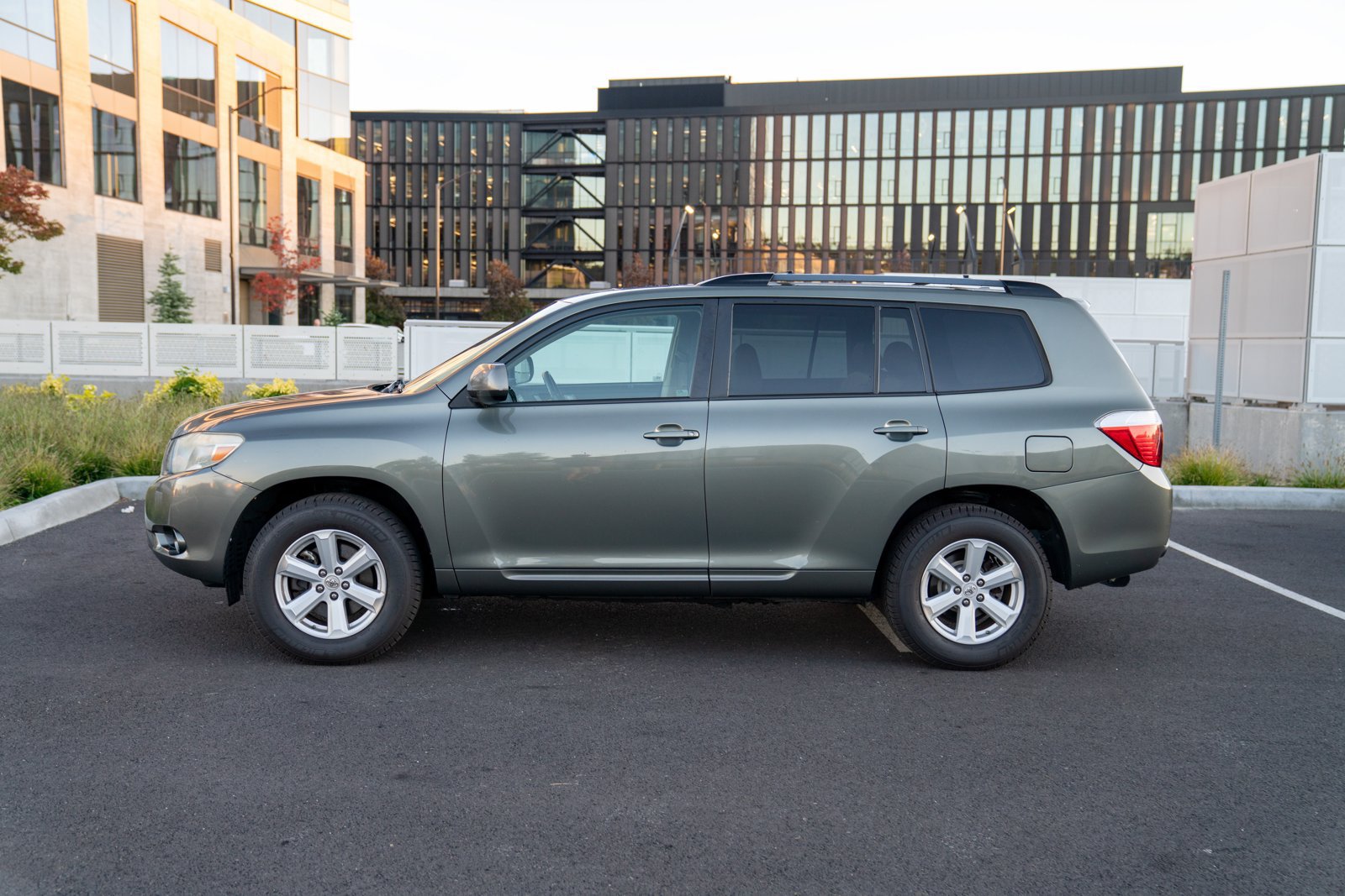 Used 2010 Toyota Highlander SE AWD/4WD image 2