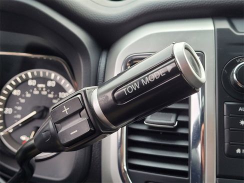 Used 2019 Nissan Titan SV image 21