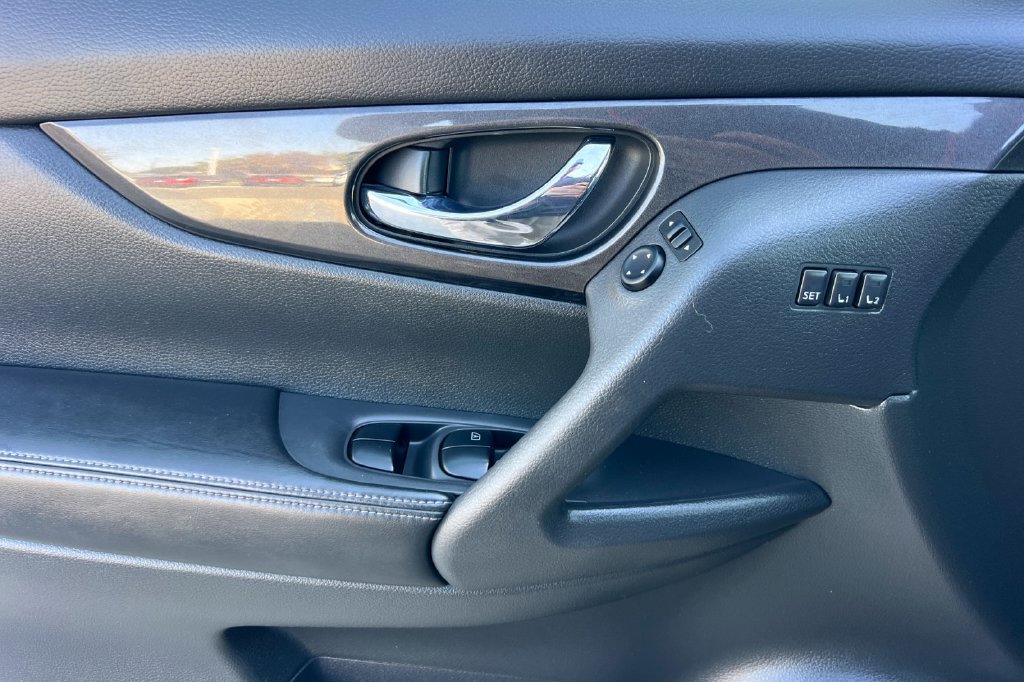Used 2018 Nissan Rogue SV w/ Sun & Sound Touring Package FWD image 14