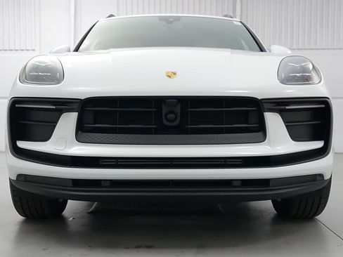 Certified 2026 Porsche Macan AWD/4WD image 10