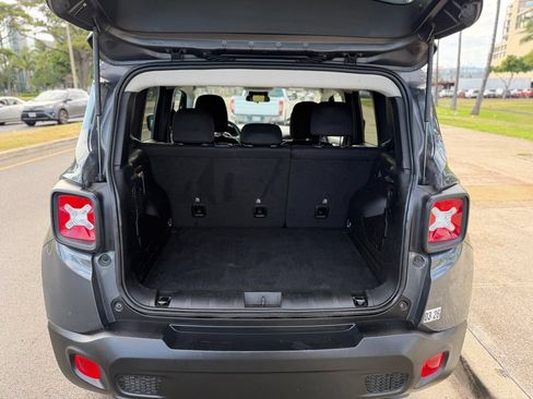 Used 2023 Jeep Renegade Latitude AWD/4WD image 8