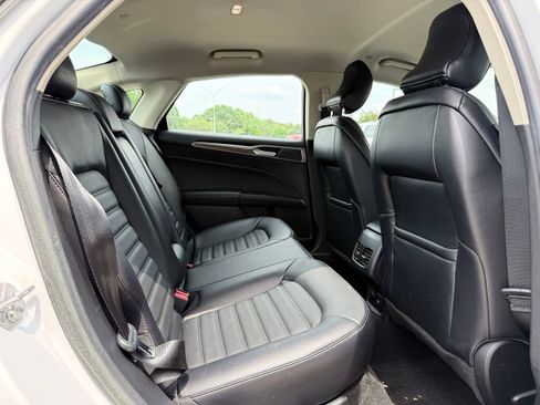 Used 2018 Ford Fusion SE w/ Equipment Group 602A FWD image 18