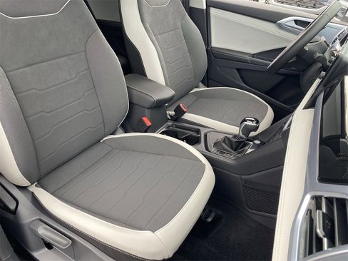 New 2025 Volkswagen Taos SE image 7