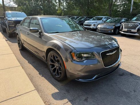 Used 2019 Chrysler 300 Touring w/ Sport Appearance Package RWD image 4