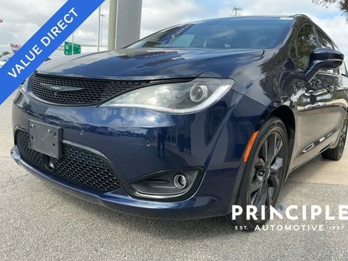 Used 2018 Chrysler Pacifica Limited image 4