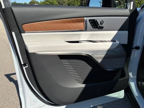 New 2026 Cadillac Vistiq Sport w/ LPO, Floor Liner Package AWD/4WD image 11