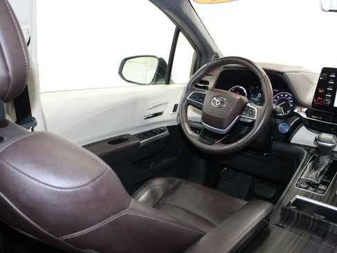 Used 2021 Toyota Sienna Platinum AWD/4WD image 39