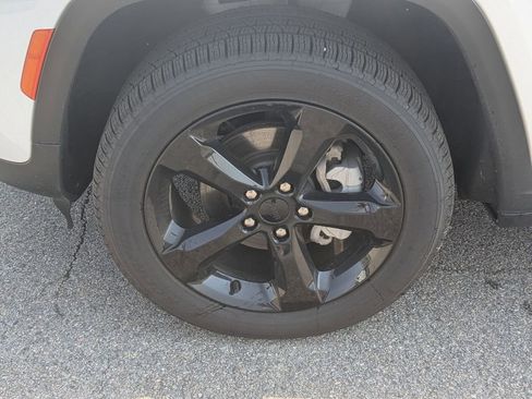 Used 2023 Jeep Grand Cherokee Limited w/ Black Appearance Package image 9