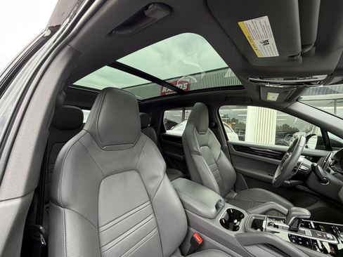Used 2023 Porsche Cayenne w/ Premium Package AWD/4WD image 4