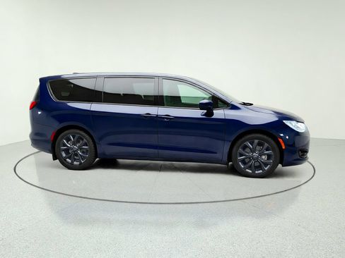 Used 2018 Chrysler Pacifica Touring Plus FWD image 10
