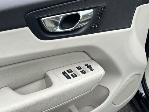 Used 2022 Volvo XC60 B5 Momentum w/ Climate Package image 21
