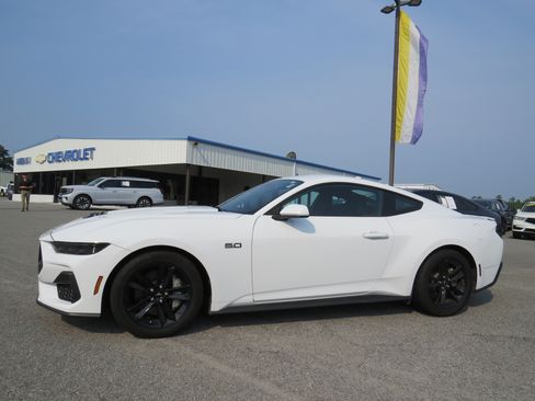 Used 2025 Ford Mustang GT RWD image 6