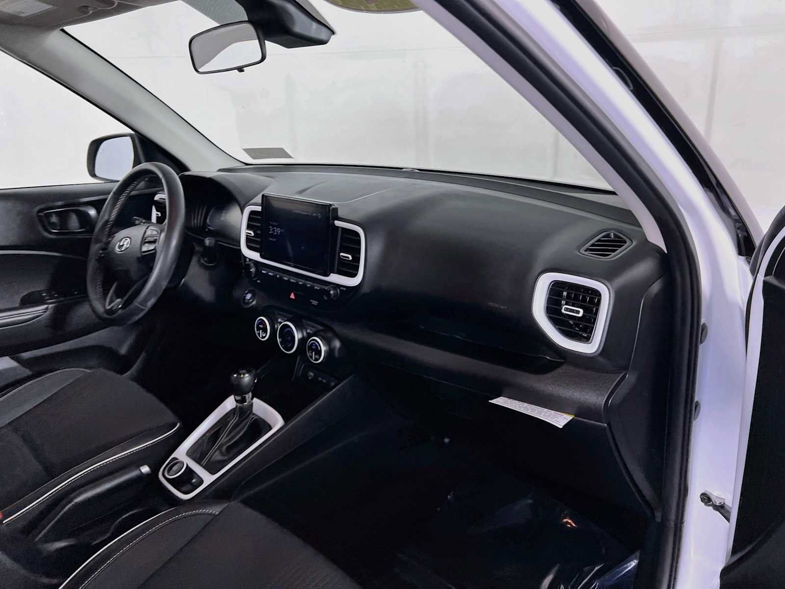 Certified 2024 Hyundai Venue Limited FWD image 28