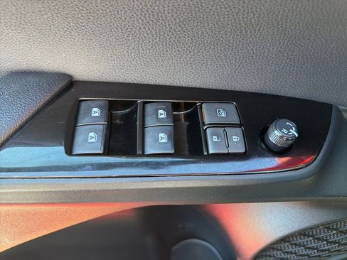 Used 2018 Toyota Prius Prime Premium image 31