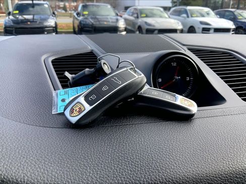 Used 2022 Porsche Cayenne Platinum Edition image 21