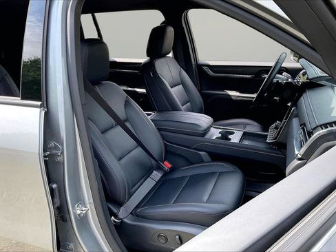 Used 2025 GMC Acadia Elevation w/ Elevation Premium Package FWD image 23