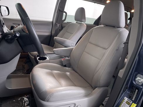 Used 2017 Toyota Sienna XLE Premium AWD/4WD image 12