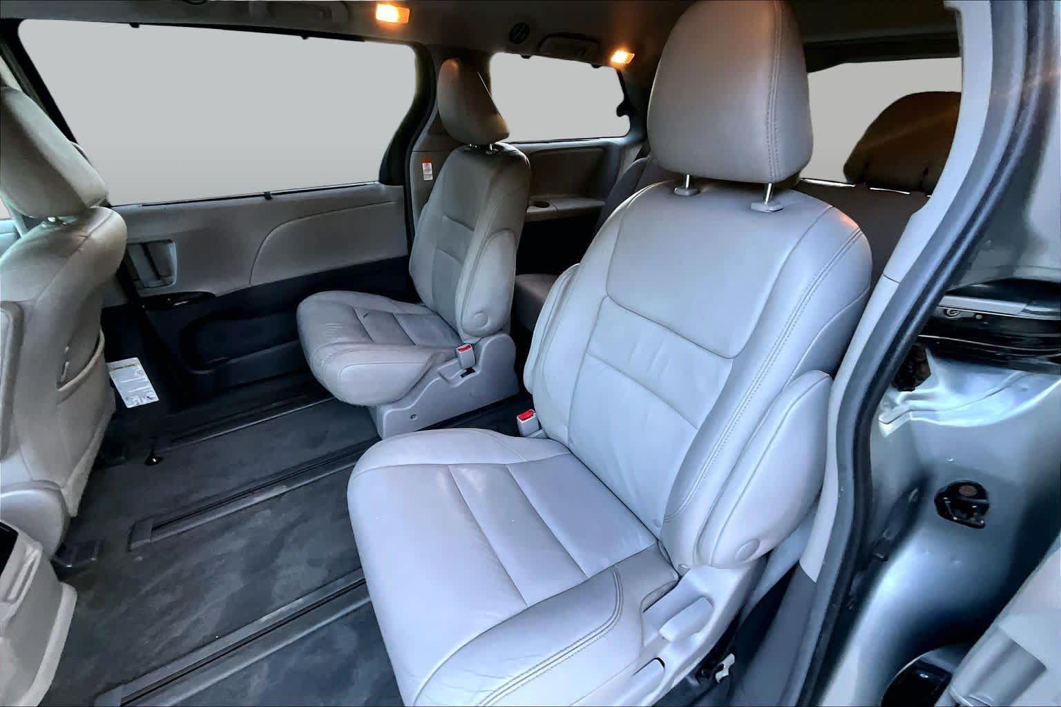 Used 2016 Toyota Sienna XLE w/ XLE Navigation Package AWD/4WD image 19