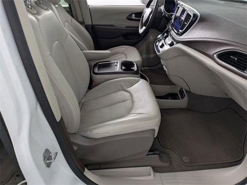 Certified 2021 Chrysler Pacifica Touring-L image 39