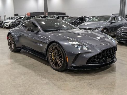 Used 2025 Aston Martin V8 Vantage Coupe RWD image 3