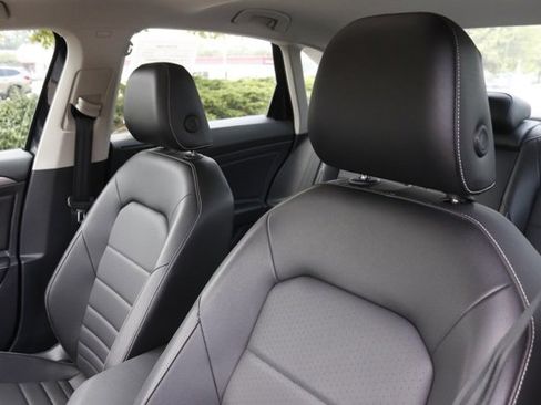 Used 2022 Volkswagen Jetta SE w/ Panoramic Sunroof Package image 13