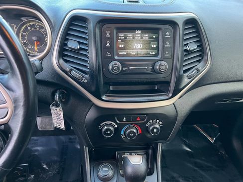 Used 2017 Jeep Cherokee Sport image 31