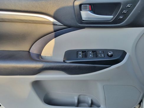 Used 2018 Toyota Highlander Limited Platinum FWD image 13