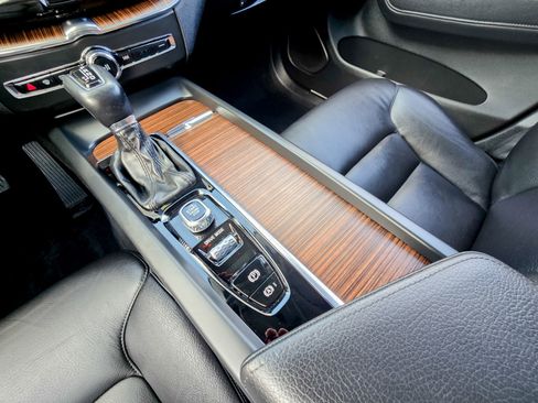 Used 2021 Volvo XC60 T5 Momentum w/ Premium Package image 24