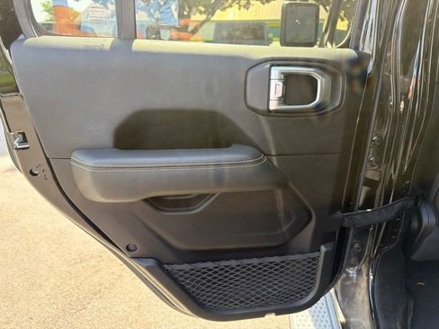 Used 2020 Jeep Gladiator Overland AWD/4WD image 14