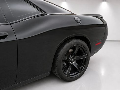 Used 2018 Dodge Challenger R/T Scat Pack w/ Leather Interior Group RWD image 18