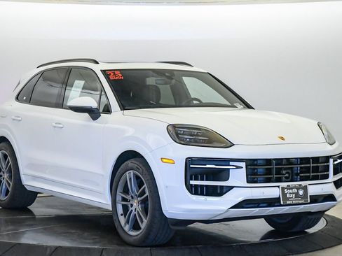 Used 2025 Porsche Cayenne AWD/4WD image 6