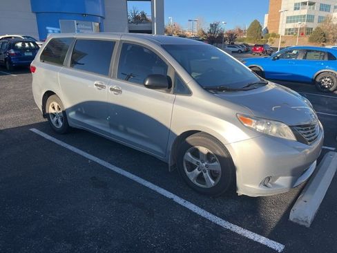 Used 2015 Toyota Sienna L image 2