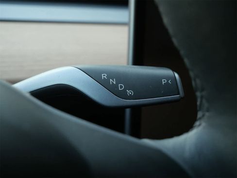 Used 2022 Tesla Model Y Long Range image 19