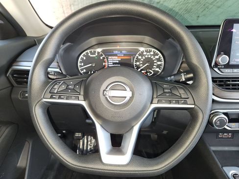 Used 2025 Nissan Altima 2.5 SV FWD image 23